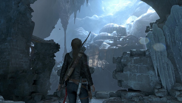 Lara đứng trước lost city trong Raise of the Tomb Raider